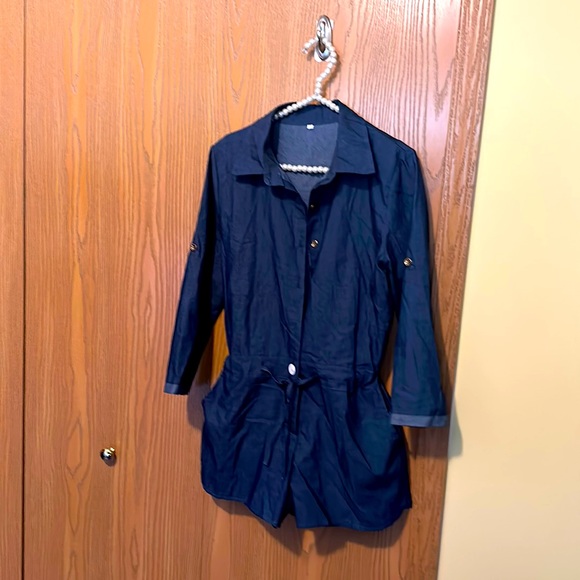 Beautiful short romper with drawstring - Picture 1 of 10